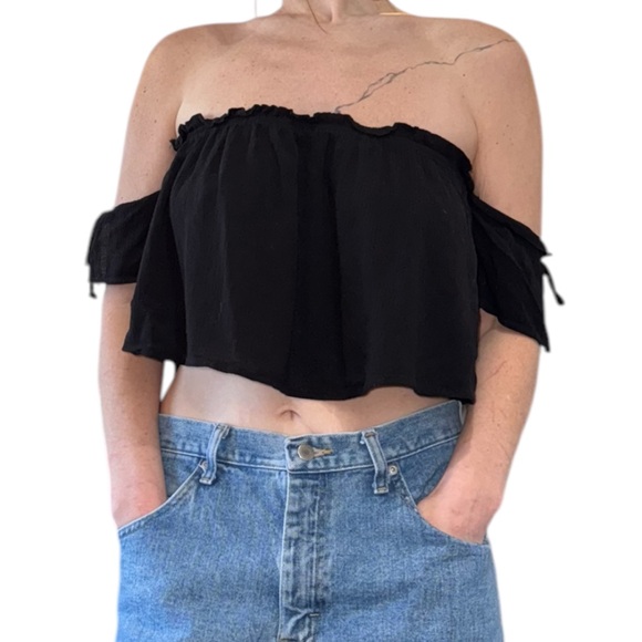Tops - Black tie sleeve crop top